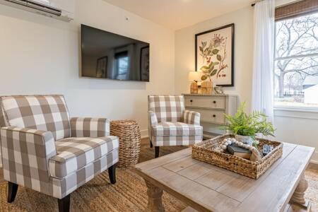 Downtown Luxury Farmhouse Apartment #4 West Dundee Екстериор снимка