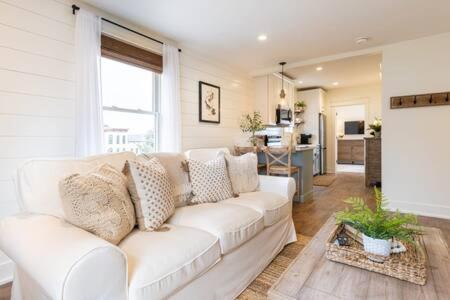 Downtown Luxury Farmhouse Apartment #4 West Dundee Екстериор снимка