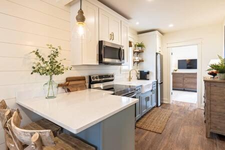 Downtown Luxury Farmhouse Apartment #4 West Dundee Екстериор снимка